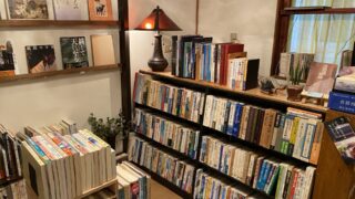 沖縄市「波止場書房」沖縄市役所近くの旧ホテル一部屋を使った、とても小さな古書店