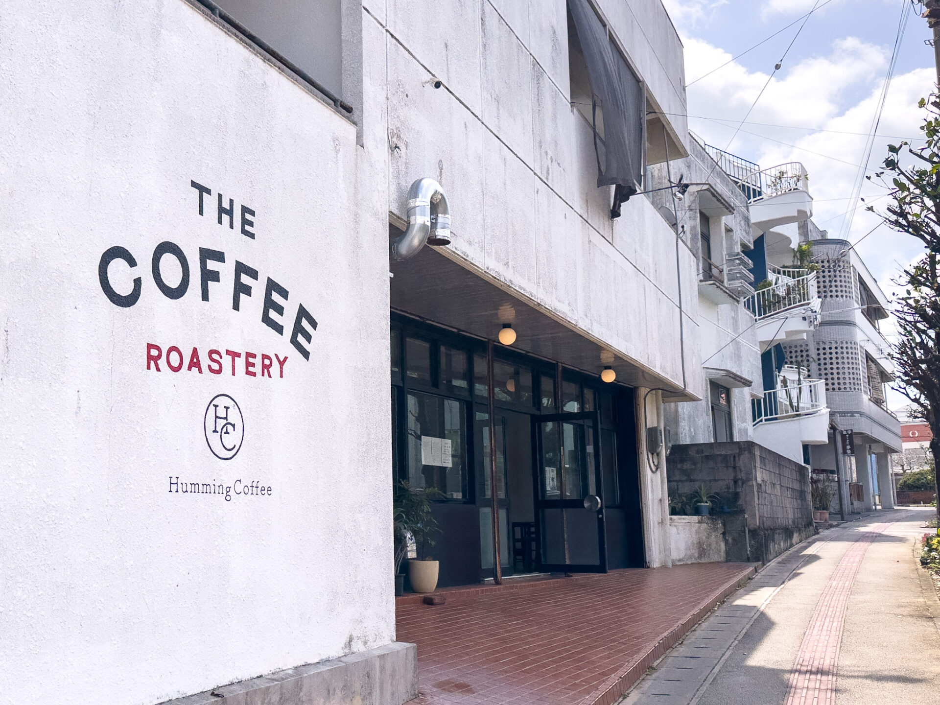 沖縄市・「THE COFFEE ROASTERY Humming Coffee」。焙煎所を備えた、ハミングコーヒーの2号店