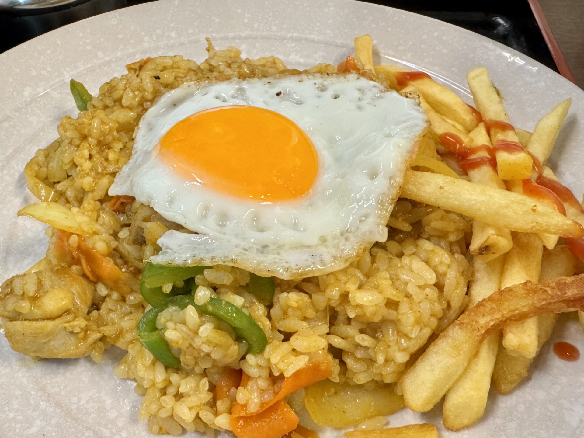 沖縄市松本「まんが喫茶ブルーラビット」で日替わりランチ。とり肉野菜カレーめしセットを食べてきました